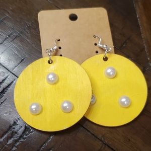 Wood earrings with pearls